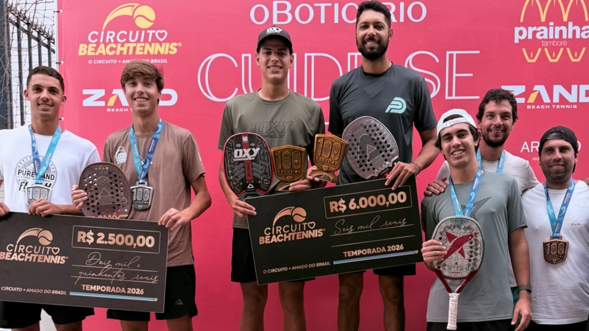 Foto: Dellanegra de preto e Arthur de verde escuro no alto do pódio / Crédito: Divulgação / Circuito Beach Tennis